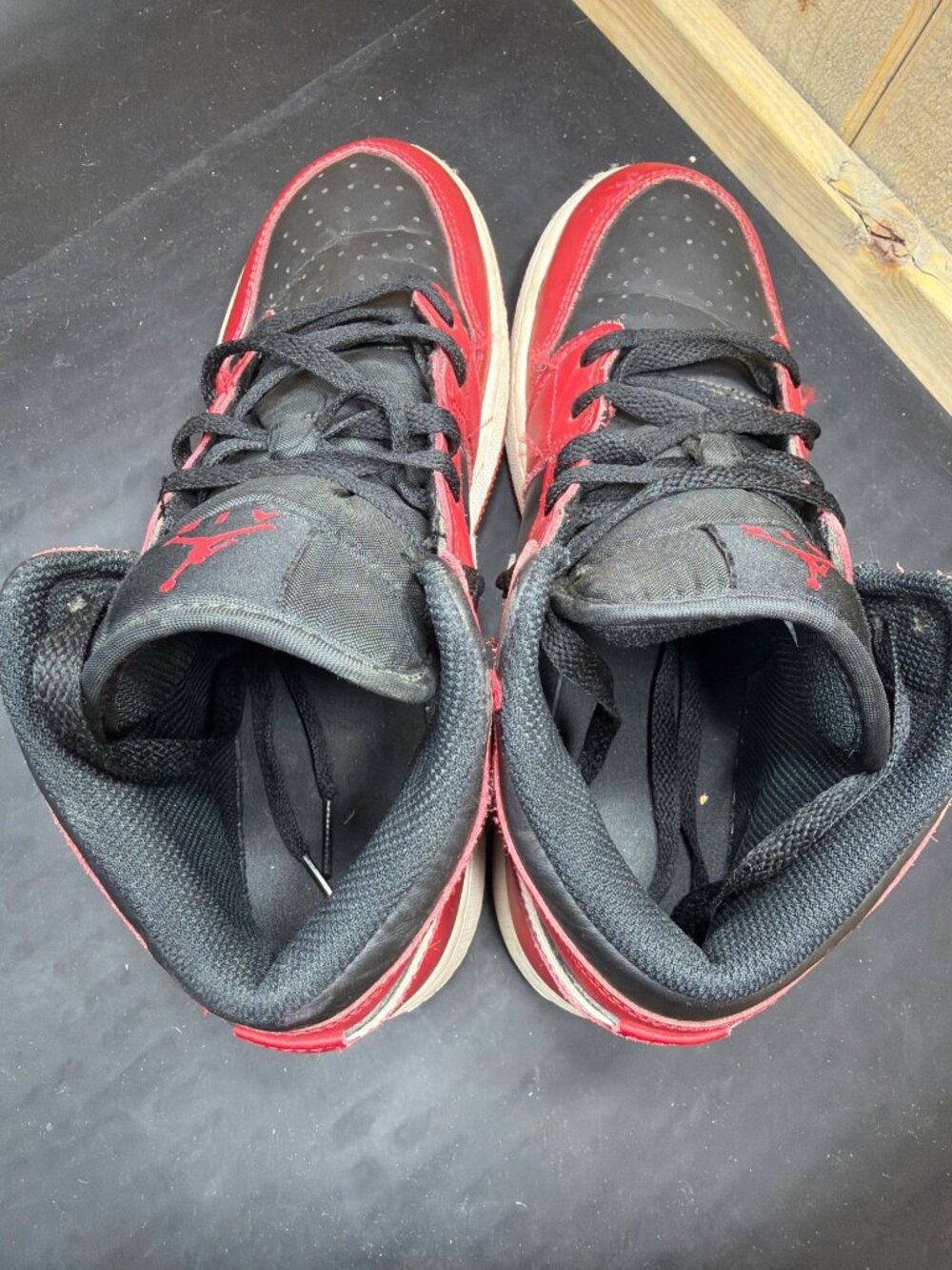Air Jordan 1 Mid Bred Toe GS Youth 6.5Y Sneakers Red Black DQ8423-061 - Picture 5 of 9